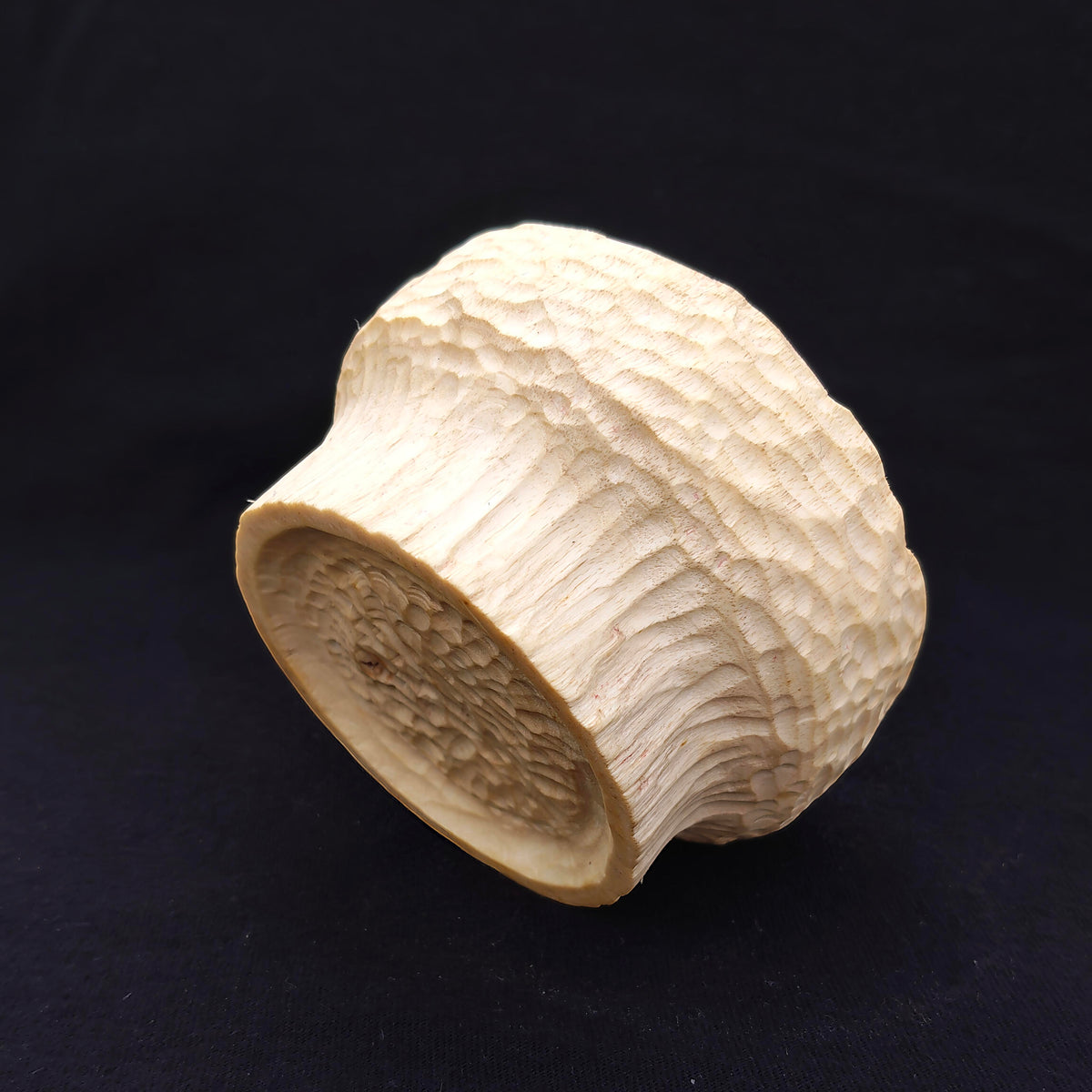 Cuenco de madera de algarrobo, detalle del acabado exterior a gubia