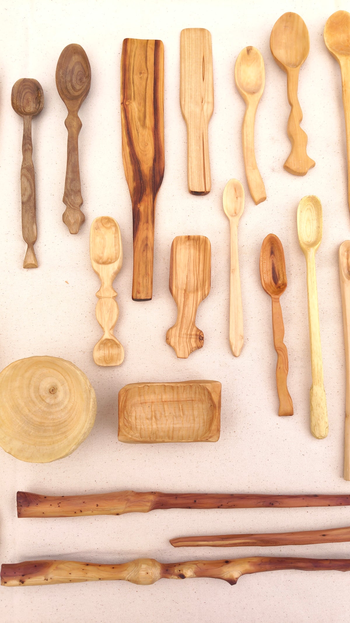 Surtido de cucharas, palas y piezas de madera talladas a mano del taller