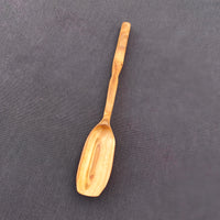 Cuchara de madera de albaricoquero tallada a mano, vista completa
