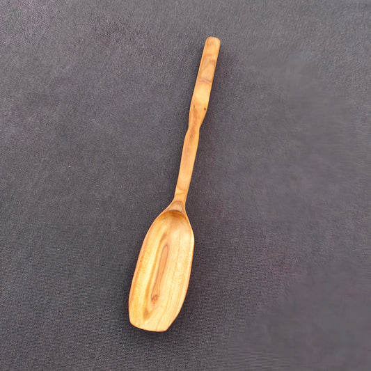 Cuchara de madera de albaricoquero tallada a mano, vista completa