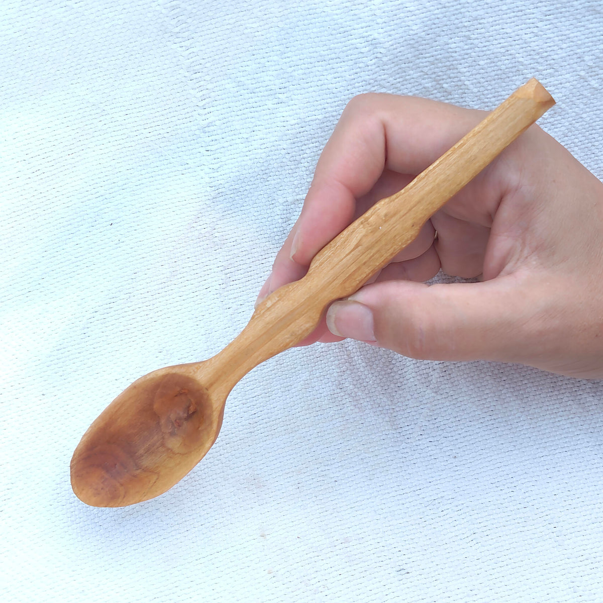Cuchara de madera de almendro tallada a mano, vista completa