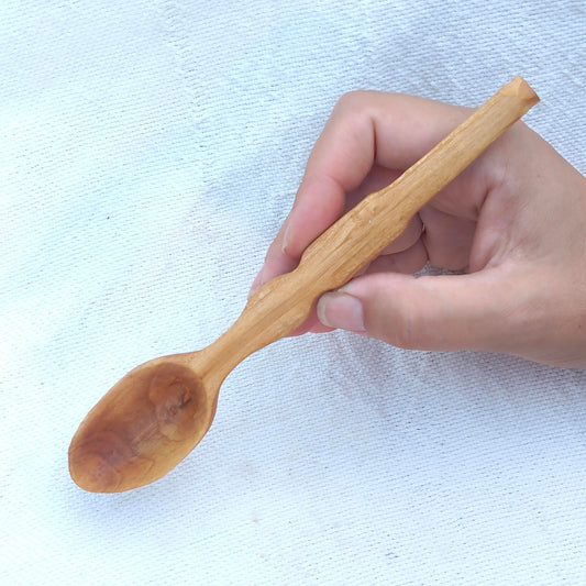 Cuchara de madera de almendro tallada a mano, vista completa