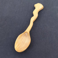 Cuchara de madera de olivo, detalle del mango zigzag