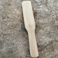 Cuchillo de mantequilla de madera de peral, mango tallado en detalle