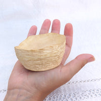 Cuenco de madera de algarrobo tallado a mano, vista completa