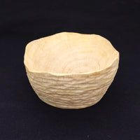 Cuenco de madera de algarrobo, detalle del acabado exterior a gubia