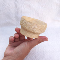 Cuenco de madera de algarrobo tallado a mano, vista completa
