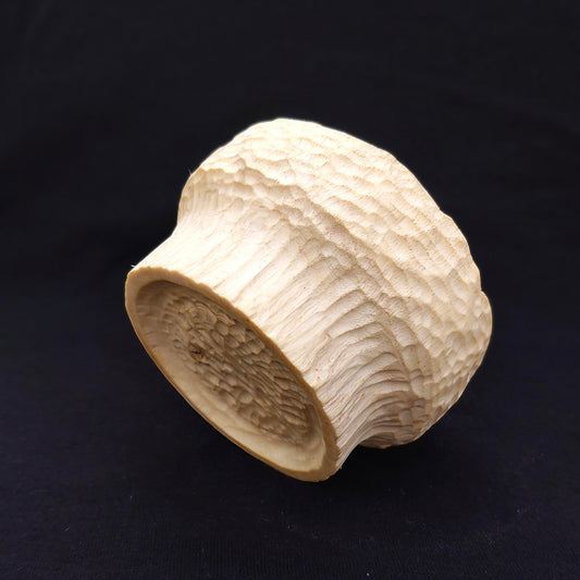 Cuenco de madera de algarrobo, detalle del acabado exterior a gubia