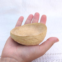 Cuenco de madera de algarrobo tallado a mano, vista completa