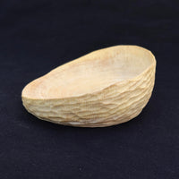 Cuenco de madera de algarrobo, detalle del acabado exterior a gubia