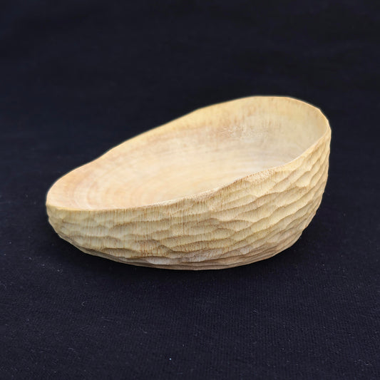 Cuenco de madera de algarrobo, detalle del acabado exterior a gubia