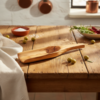 Pala de olivo en cocina rústica