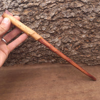 Varita de madera de juniperus 1 tallada a mano, detalle 2