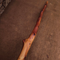 Varita de madera de juniperus tallada a mano, detalle de la veta rojiza y los nudos